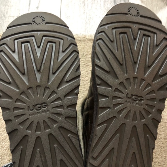 UGG size 7 W Cambridge Diamond Quilt Boot - Picture 4 of 5